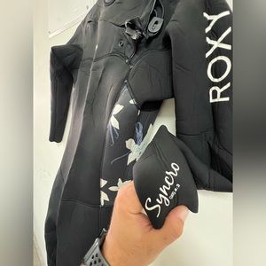 New Roxy 4:3 Syncro chest zip size 6 black with flowers on side